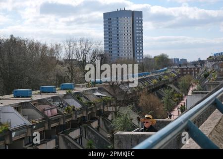 Londres, Royaume-Uni. Vue sur Rowley Way - ou Alexandra Road depuis la propriété Alexandra et Ainsworth classée Grade II à Camden, au nord de Londres. Banque D'Images