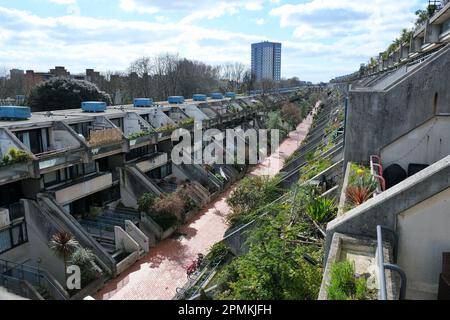 Londres, Royaume-Uni. Vue sur Rowley Way - ou Alexandra Road depuis la propriété Alexandra et Ainsworth classée Grade II à Camden, au nord de Londres. Banque D'Images