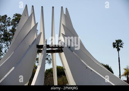 Compton, Californie, États-Unis - 25 mars 2023 : la lumière du soleil brille sur le mémorial du Dr Martin Luther King au centre civique de Compton. Banque D'Images