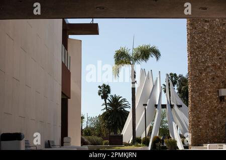 Compton, Californie, États-Unis - 25 mars 2023 : la lumière du soleil brille sur le mémorial du Dr Martin Luther King au centre civique de Compton. Banque D'Images