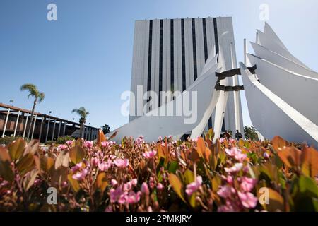 Compton, Californie, États-Unis - 25 mars 2023 : la lumière du soleil brille sur le mémorial du Dr Martin Luther King au centre civique de Compton. Banque D'Images