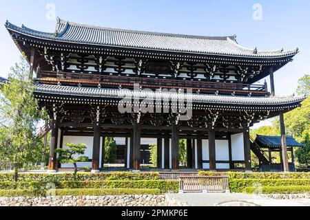 Kyoto Japon, 2023 avril, Grand temple Zen, Temple bouddhiste de Tofuku-Ji et porte de San-mon à partir de 1425, saison de printemps de Kyoto, Japon, Asie Banque D'Images