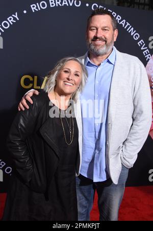 Los Angeles, Californie, États-Unis . 13th avril 2023 l'actrice Ricki Lake et son mari Ross Burningham assistent à la soirée d'ouverture du festival de cinéma classique 2023 de la MCT au TCL Chinese Theatre on 13 avril 2023 à Los Angeles, Californie, États-Unis. Photo de Barry King/Alay Live News Banque D'Images