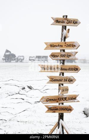 Miaczyn, Pologne. 03rd avril 2023. Un panneau se tient dans un champ couvert de neige dans le sud-est de la Pologne, sur le site du système de défense aérienne Patriot de la Bundeswehr. (À dpa: 'Comment la Bundeswehr protège un morceau du flanc est de l'OTAN') Credit: Sebastian Kahnert/dpa/Alay Live News Banque D'Images