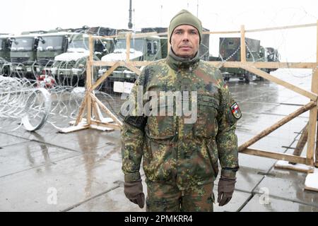 Miaczyn, Pologne. 03rd avril 2023. Le commandant du contingent, le colonel Jörg Sievers, se trouve sur le site du système de défense aérienne Patriot. (À dpa: 'Comment la Bundeswehr protège un morceau du flanc est de l'OTAN') Credit: Sebastian Kahnert/dpa/Alay Live News Banque D'Images