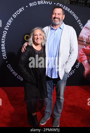 Los Angeles, Californie, États-Unis . 13th avril 2023 l'actrice Ricki Lake et son mari Ross Burningham assistent à la soirée d'ouverture du festival de cinéma classique 2023 de la MCT au TCL Chinese Theatre on 13 avril 2023 à Los Angeles, Californie, États-Unis. Photo de Barry King/Alay Live News Banque D'Images