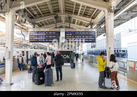 Plates-formes de train à grande vitesse Shinkansen avril 2023, les passagers attendent de monter à bord du train à grande vitesse à la gare de Tokyo avec les départs de train à bord ci-dessus Banque D'Images