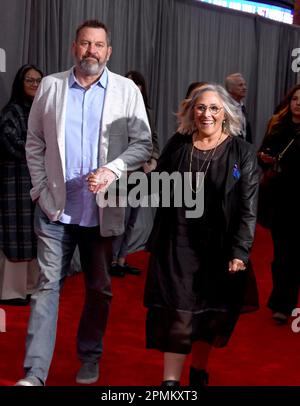 Los Angeles, Californie, États-Unis . 13th avril 2023 l'actrice Ricki Lake et son mari Ross Burningham assistent à la soirée d'ouverture du festival de cinéma classique 2023 de la MCT au TCL Chinese Theatre on 13 avril 2023 à Los Angeles, Californie, États-Unis. Photo de Barry King/Alay Live News Banque D'Images