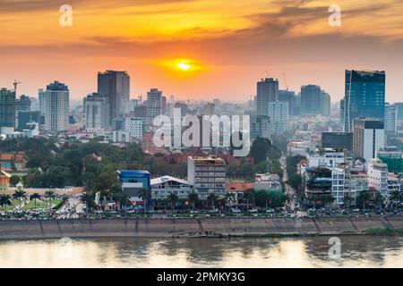 Le soleil doré surplombe la capitale du Cambodge, il est très animé Riverside zone sur les rives occidentales.Tall bâtiments modernes et des blocs d'appartements sont à l'horizon Banque D'Images