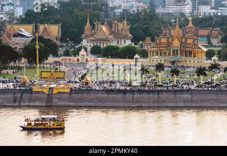 Vue sur le toit, vue sur la région de Riverside de la capitale du Cambodge.coucher de soleil sur le Palais Royal et les bâtiments élevés au-delà, comme un petit bateau Banque D'Images