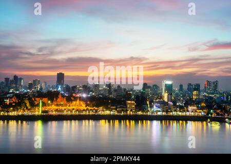 La lueur d'or au-dessus de la capitale du Cambodge, il est animé Riverside et des monuments célèbres et le Palais Royal, tandis que le soleil couchant coule de derrière Banque D'Images