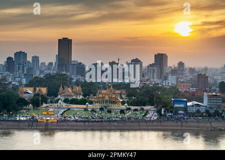 Le soleil d'or surplombe la capitale du Cambodge et c'est le quartier animé de Riverside et le célèbre monument, le Palais Royal, reflétant la lumière du soleil du calme Banque D'Images