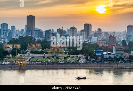 Vue sur le toit, vue sur la région de Riverside de la capitale du Cambodge.coucher de soleil sur le Palais Royal et les bâtiments élevés au-delà, comme un petit bateau Banque D'Images