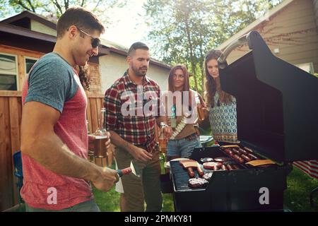 Peu de choses dans la vie battent un barbecue avec des amis. un groupe d'amis ayant un barbecue à l'extérieur. Banque D'Images