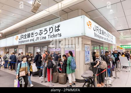 Gare de Tokyo le 2023 avril, les voyageurs font la queue pour acheter des billets de train pour les trains à grande vitesse Shinkansen et des billets de ligne JR à la billetterie ferroviaire, au Japon Banque D'Images