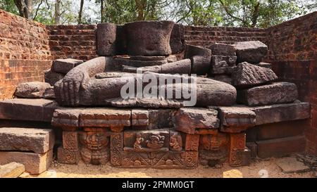 Statue à moitié cassée du Bouddha dans le monastère No.1 du complexe bouddhiste de Lalitgiri, Cuttack, Odisha, Inde. Banque D'Images