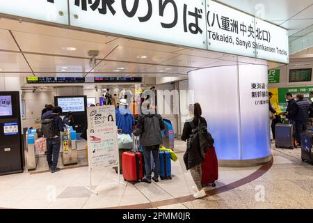 Réseau ferroviaire de Tokyo Japon, les passagers de la gare de Tokyo passent par les portes d'accès aux plates-formes du train à grande vitesse Shinkansen Tracks, avril 2023 Banque D'Images