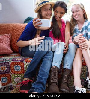 Lorsque vous avez de meilleurs amis, vous avez tout. un groupe d'amis adolescents prenant un selfie ensemble. Banque D'Images