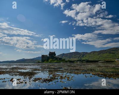 Eilean Donan, Écosse - 05 26 2018 : ancien et historique château eilean donan sur la côte nord de l'Écosse, par une journée ensoleillée avec des reflets dans t Banque D'Images