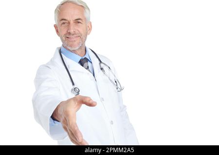 Votre sympathique GP. un beau médecin mature qui étend sa main en saluant vers l'appareil photo. Banque D'Images