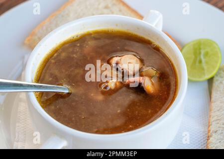 Soupe de fruits de mer dans un bol blanc sur table, Tanzanie, Afrique de l'est, gros plan Banque D'Images