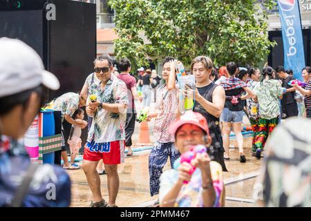 Siam Square, Bangkok, Thaïlande - APR 13, 2023 courte action des gens se joint aux célébrations du nouvel an thaïlandais ou Songkran à Siam Square Bangkok, Thaïlande Banque D'Images