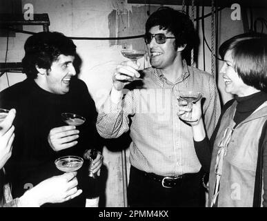 JASON MILLER Directeur WILLIAM FRIEDKIN et ELLEN BURSTYN sur le terrain boisson candide champage pendant le tournage de L'EXORCIST 1973 réalisateur WILLIAM FRIEDKIN roman / scénario / producteur William Peter Blatty Hoya Productions / Warner Bros. Banque D'Images