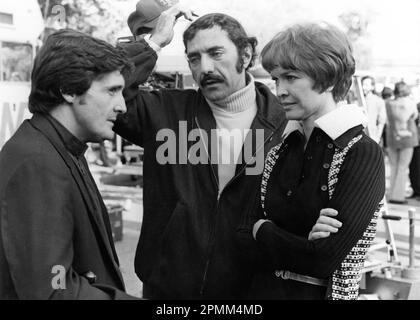 JASON MILLER Producteur / auteur WILLIAM PETER BLATTY et ELLEN BURSTYN sur le terrain Candid pendant le tournage de L'EXORCIST 1973 réalisateur WILLIAM FRIEDKIN roman / scénario / producteur William Peter Blatty Hoya Productions / Warner Bros. Banque D'Images