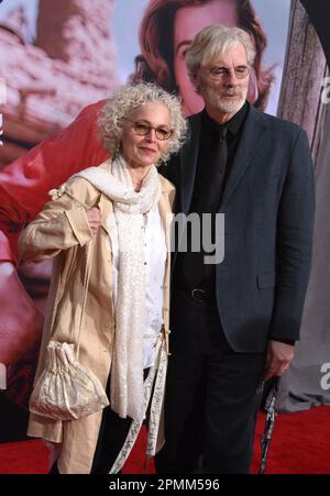 Los Angeles, Californie, États-Unis . 13th avril 2023 l'actrice Amy Irving et le directeur de mari Kenneth Bowser assistent à la soirée d'ouverture du festival de film classique de TCM 2023 au TCL Chinese Theatre on 13 avril 2023 à Los Angeles, Californie, États-Unis. Photo de Barry King/Alay Live News Banque D'Images