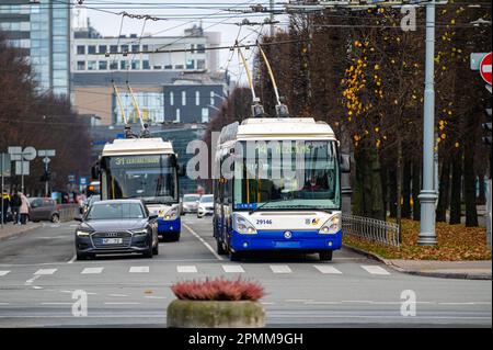 Riga, Lettonie - 4 novembre 2022: Trafic public de trolleybus dans les rues du centre-ville au milieu d'une journée de travail Banque D'Images