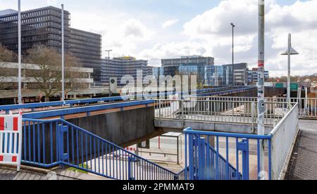 Hambourg, Allemagne. 27th mars 2023. Vue panoramique en direction sud sur Überseering vers les immeubles de bureaux dans la ville Nord. City Nord est une ville de bureaux située dans le quartier Hambourg-Winterhude de Hambourg-Nord. Credit: Markus Scholz/dpa/Alay Live News Banque D'Images