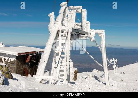 Station de remontée mécanique et fils recouverts de neige de glace de rime hors saison au sommet Black Peak dans la montagne Vitosha près de Sofia, Bulgarie, Balkans Banque D'Images