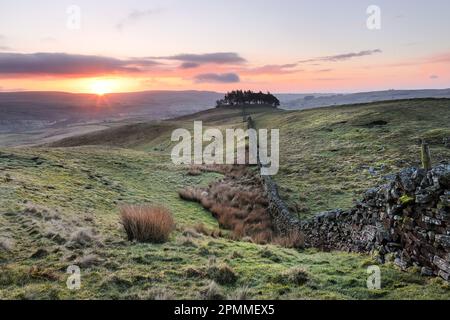 Kirkcarrion, Teesdale, comté de Durham, Royaume-Uni. 14th avril 2023. Météo Royaume-Uni. Ce matin, il y avait un spectaculaire lever de soleil froid et glacial sur l'ancien Tumulus de Kirkcarrion dans les Pennines du Nord. Crédit : David Forster/Alamy Live News Banque D'Images