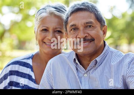 Le vrai amour n'a pas de date d'expiration. un couple de séniors aimant appréciant des vacances de qualité ensemble à l'extérieur. Banque D'Images