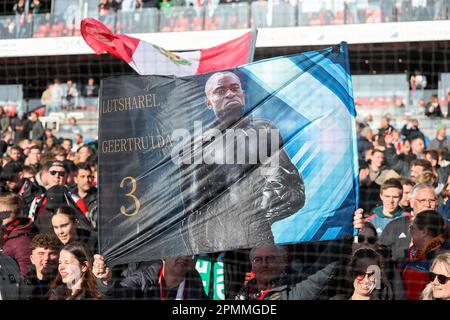 13-04-2023: Sport: Feyenoord v AS Roma ROTTERDAM, PAYS-BAS - AVRIL 13: Fans de Feyenoord avec bannière Lutspartal Geertruida (Feyenoord Rotterdam) du Banque D'Images