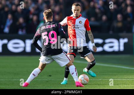 13-04-2023: Sport: Feyenoord v AS Roma ROTTERDAM, PAYS-BAS - AVRIL 13: Nicola Zalewski (AS Roma) et Quilindschy Hartman (Feyenoord Rotterdam) dur Banque D'Images