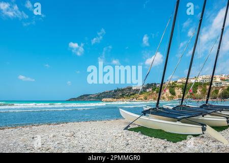Bord de mer pittoresque au village d'Almyrida. Crète, Grèce Banque D'Images