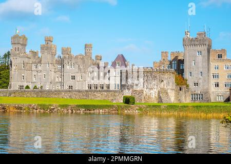 Vue sur la côte de Lough Corrib avec le château médiéval d'Ashford. Cong, Comté de Mayo, Irlande Banque D'Images