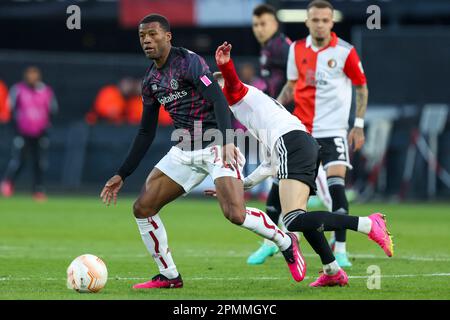 13-04-2023: Sport: Feyenoord v AS Roma ROTTERDAM, PAYS-BAS - AVRIL 13: Georginio Wijnaldum (AS Roma) et Sebastian Szymanski (Feyenoord Rotterdam) Banque D'Images