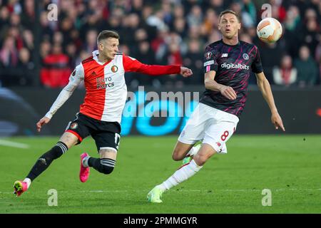 13-04-2023: Sport: Feyenoord v AS Roma ROTTERDAM, PAYS-BAS - AVRIL 13: Sebastian Szymanski (Feyenoord Rotterdam) et Nemanja Matic (AS Roma) durin Banque D'Images