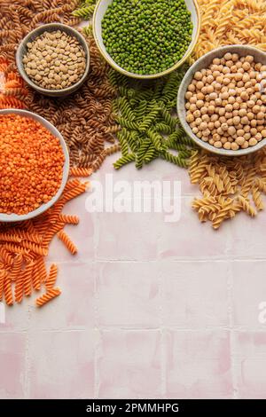 Une variété de pâtes fusilli faites de différents types de légumineuses, de lentilles vertes et rouges, de haricots mungs et de pois chiches. Pâtes sans gluten. Banque D'Images