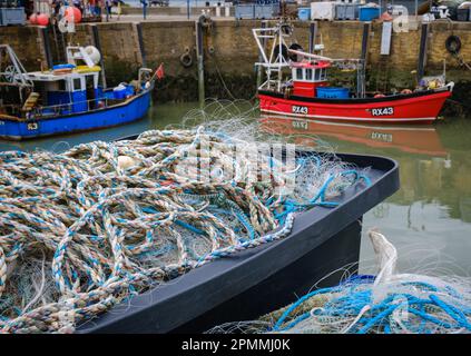 Gros plan de filets et cordes de pêche avec bateaux de pêche en arrière-plan sur la côte nord du Kent du port de Whitstable, Angleterre, Royaume-Uni. Banque D'Images