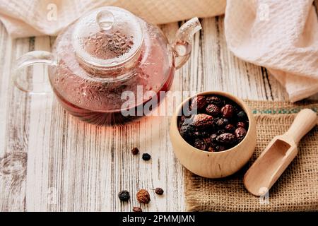 Théière avec baies saines - rowan, rosehip, myrtille, framboise, thé naturel aux herbes de canneberge. Thé vitaminé, immunostimulant. Banque D'Images