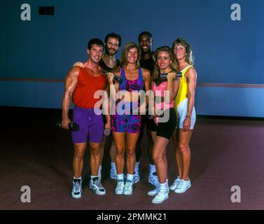 1994 PORTRAIT HISTORIQUE DE GROUPE DE JEUNES SOURIANTS DANS LA SALLE DE GYM Banque D'Images