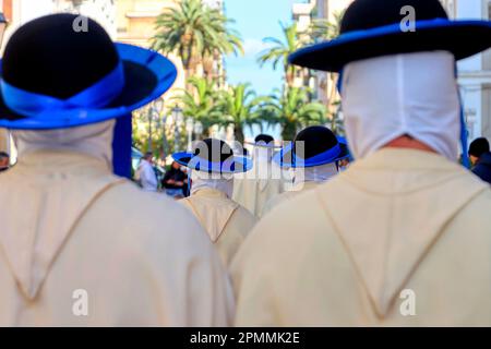 Rites de la semaine Sainte - Frères en pèlerinage aux principales églises lors de la procession de Taranto, Puglia, Italie Banque D'Images