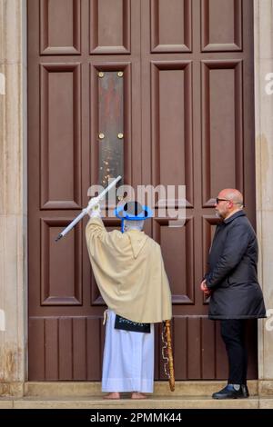 Rites de la semaine Sainte à Taranto. Troccolante frappe sur la porte de l'église. Procession des mystères. Puglia, Italie Banque D'Images