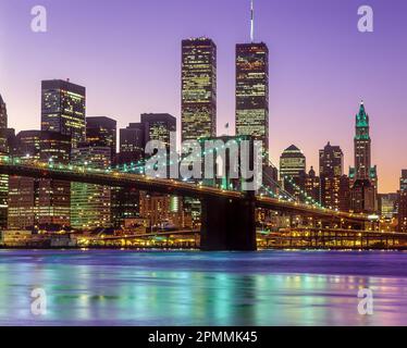 Historique 1998 Pont de Brooklyn (©J & W ROEBLING 1876) Twin Towers (©MINORU YAMASAKI 1973) CENTRE-VILLE RIVIÈRE EAST, MANHATTAN NEW YORK USA Banque D'Images