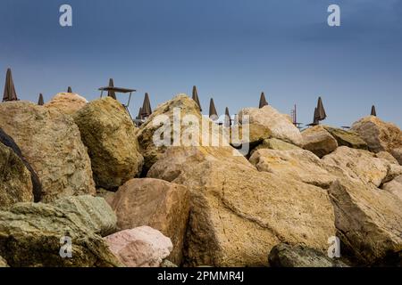 Plage rustique avec rochers et sable Banque D'Images