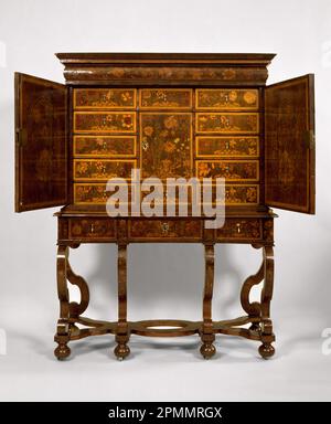 Cabinet sur le stand (probablement l'Angleterre); marquetry incrusté, plaqué et joint chêne, Deal, noyer, et autre bois, os, laiton Banque D'Images