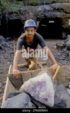 Argentine, Posadas. Travailleur à Wanda Mines, un site de pierres précieuses contenant des cristaux de quartz, des améthystes, des agates et des topazes. Banque D'Images